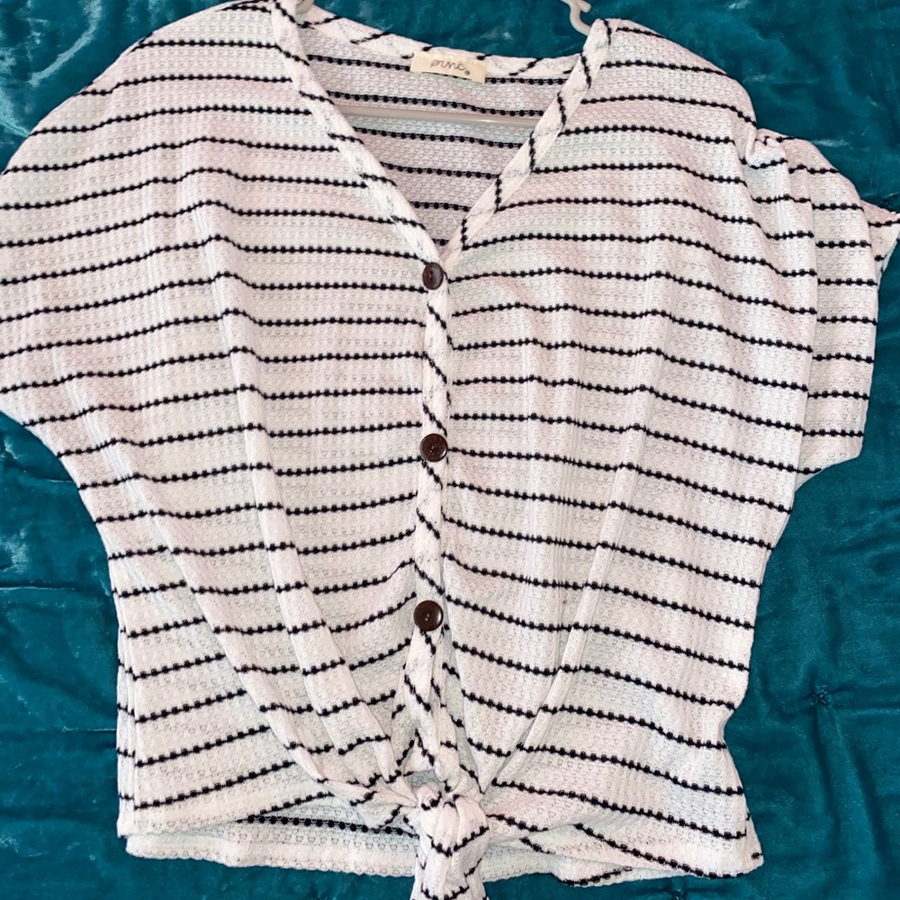 this is a flowy white and black striped top